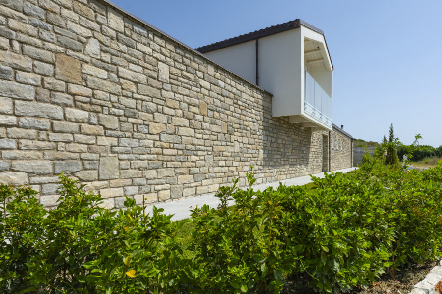 La struttura, realizzata con tecnologia Platform Frame Subissati, assicura sicurezza sismica, isolamento e durabilità.