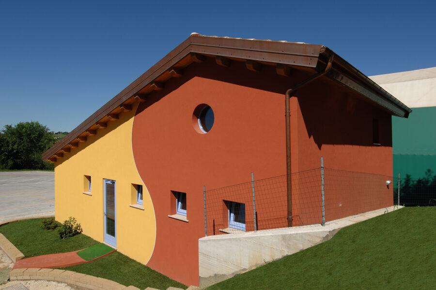 vista esterna del design di una struttura sportiva prefabbricata in legno, un circolo tennis a Corinaldo