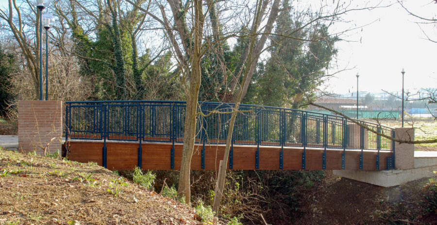 ponte moderno in legno pedonale