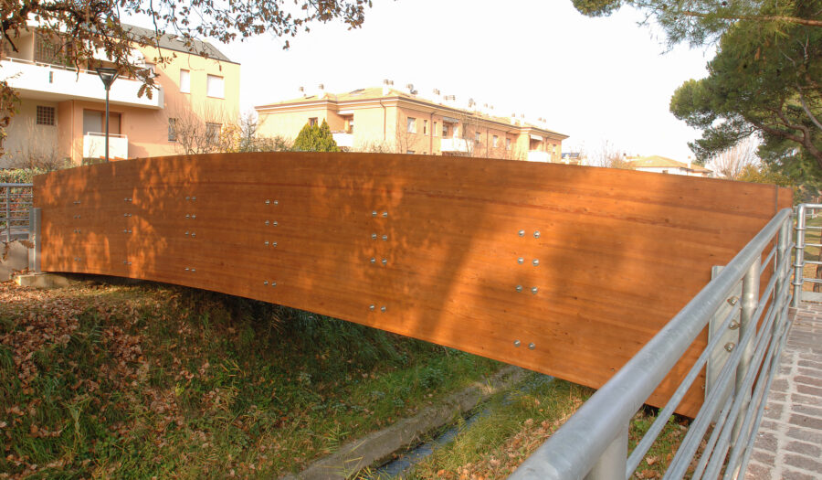 Ponte ciclo pedonale moderno in bioedilizia